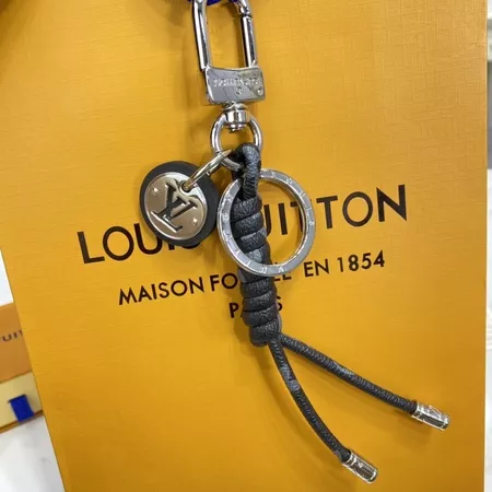 Louis Vuitton M65216 LV Facettes Bag Charm & Key Holder  Louis vuitton  jewelry, Louis vuitton purse, Louis vuitton keychain
